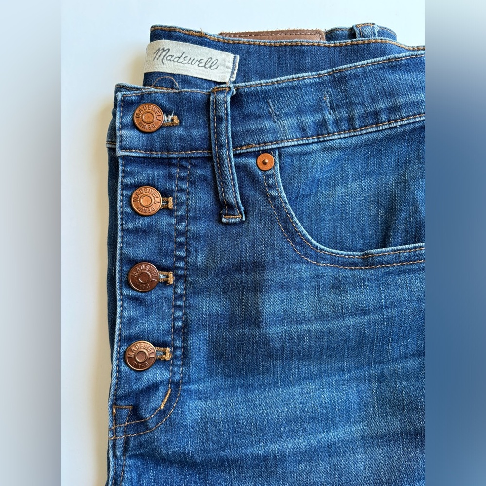 Madewell Cali Demi-Boot Jeans in Daly Wash: Button-Front Edition - Picture 5 of 12